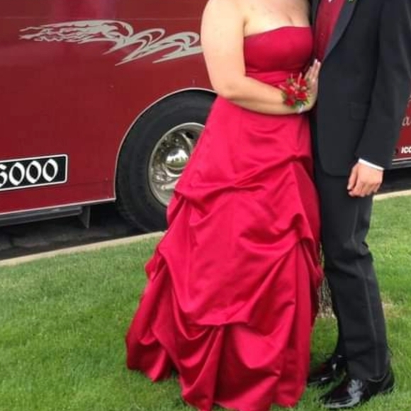 Red prom/bridesmaid dress - Picture 1 of 3